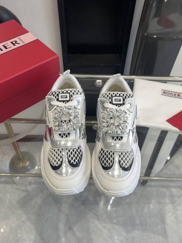 RV新款ROGER VIVIER 2025 Viv‘Motor系列 最美运动休闲鞋～维维亚精致风格 整双鞋子采购Zp开发打造，全部定制材料，独家开模大底，细节全