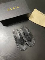 350 Alaa这双夹趾凉拖 简约白色自带清冷感。独特的镂空洞洞设计，打破单调，时髦度飙升。上脚瞬间，休闲与时尚完美融合，无论是漫步街头还是度假出行，都是吸睛利