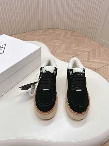 市面最高版本 Prada 普拉达24秋冬新款△三角标羊毛高帮鞋，厚底靴 雪地靴 双色擦色牛绒真羊羔毛 真皮沿条 双色tpu大底 材质细节可对比原版，市面普通版本