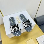 出厂价 2024 Dior迪奥夏季刺绣凉拖 Dway带跟凉拖是一款经典单品，自然色酒椰草和黑色棉质鞋面饰以 Christian Dior Paris 标志刺绣，