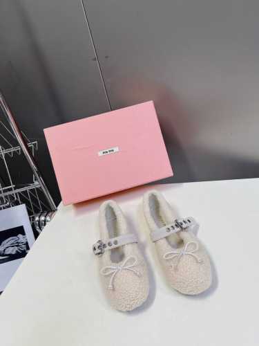 Miumiu代购级独家首发玛丽珍100%纯羊毛鞋 新季的潮流要素 与此刻挚爱的概念，多元对撞，传达现代风格~ 怎么穿都好看！时髦精最爱 上脚超级舒服 面料：进口