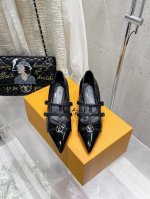 顶级版本 Louis Vuitton LV 路易威登 2025春夏尖头高跟鞋凉鞋鹰嘴小尖头搭配镂空老花皮条小方扣可调节松紧，Lv五金 “logo”饰以点缀，细节