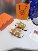 橙子出厂价 Hermes 爱马仕秋冬新款 毛毛拖鞋 魔术贴二舅拖 火爆全网！魔术贴可调节 松紧 贴合脚部 更加舒适 不挑脚型！穿起来的脚感软度舒适透气，鞋面包裹