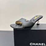 390 chanel香奈儿小香风菱格纹高跟凉拖鞋，经典与时尚的融合。标志性菱格纹鞋垫，质感上乘，散发奢华气息。简约一字带设计，大方利落。精致金属标识点缀，细节之