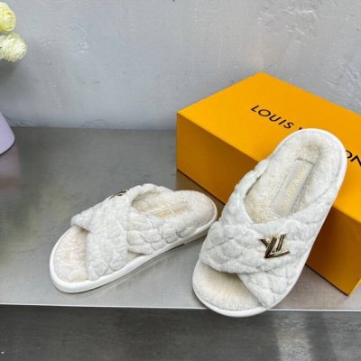 高品质出 热潮款 Lv毛拖 官网同步：专柜品质！我家只做全真皮羊羔毛 一款巨型潮流的秋冬厚底叉带毛拖，多色系列让它成为了一道靓丽的风景线，超舒服、奢华的羊毛质感