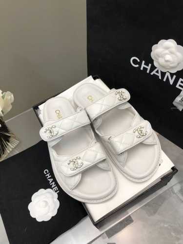 chanel 25p 凉鞋新品小香魔术贴拖鞋25春夏新品经典款的改造，太好看了吧！菱格松糕底沙滩凉鞋 拖鞋 优雅高贵 舒适百搭鞋面：小羊皮垫脚：羊皮鞋底：牛皮底