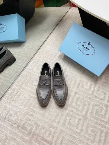 出厂价P Prada 普拉达 25 最新尖头乐福鞋 时尚与品质交织 这次的情侣款乐福鞋更是宝藏单品。鞋面甄选进口搽色牛皮，触感细腻，自带高级质感，光线下尽显低调