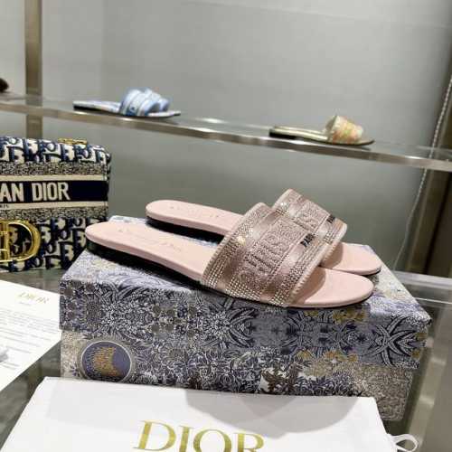 跑量： 钻面Dior 新色CD迪奥女士老花刺绣皮底拖鞋克里斯丁迪奥一直是华丽与高雅的代名词，在时尚殿堂一直是雄踞顶端特別值得一提的是：鞋底绣花图案，再現Chrs