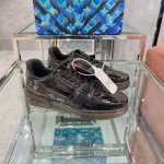 顶级版本 上线男款39-44 45.46 路易威登 秋冬男装秀场再度释放 LV Trainer 运动鞋的个性锋芒。透明阐述当季理念，鞋带和侧面的超大 Monog