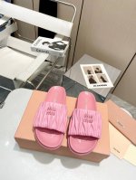 高版本 Miumiu谬谬2024春夏新款拖鞋 可甜可盐的喵喵女孩 褶皱的鞋面给这款凉拖增添不少少女心。 原版 1：1开发，各大明星 网红的热爱款 ，亲肤柔软夏季