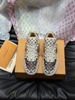 L.V X Nike联名低帮休闲运动鞋，采用头层牛皮设计，侧身联名印花logo装饰，后侧鞋口和鞋跟处均带有品牌标志性细节，提升格调 时尚百搭，可为各式造型增光添