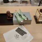 顶级包装配套最高版本 PRADA 普拉达新品， 顶级版本 实力来袭！Prada Glow限时店很闪亮的单品 原版鞋头玛丽珍单鞋形状圆形铁头 系列： “Prada