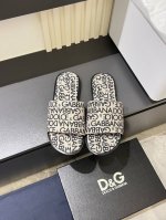 新款D&G橡胶男士DG徽标沙滩拖鞋DG徽标点缀在鞋面，镂空穿孔的设计灵动又不失经典。带有橡胶标志标签的鞋垫，细节满分。Size:39-45！