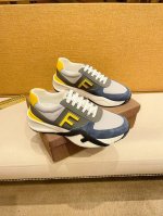 工厂价 。 Fendi 芬迪男士新款系带运动鞋出货，采用近几年比较流行的版型设计，外观时尚大气。由高科技布料拼接绒面皮革打造，Framilon嵌饰，鞋身运用简洁