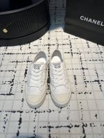 Chanel 24S隐藏款休闲小白鞋！ Vintage感满满，中古复刻款get啦～ 小白鞋适配春夏，黑白拼接就很chanel。 配合袜子就很复古学院的感觉。 码