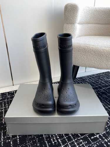 代购级 Balenciaga 巴黎世 家 Vs秋冬新款雨靴系列 新款上架 这款平底在欧美街拍中出境率超高，Ins也是火了一把，调鞋楦都调了一个月 整体线条流畅性