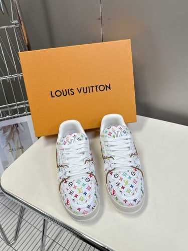 LV路易威登x 村上隆联名情侣款运动鞋 本款 LV Trainer 运动鞋选用原版小牛皮革演绎路易威登 x 村上隆再版系列的鲜明美学，以老花迷彩经典图案彰显缤纷