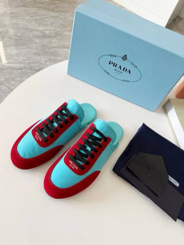 Prada 普拉达春夏秀款薄底德训鞋2025Prada 普拉达春夏秀款薄底德训拖鞋 25Ss秀款出境率最高的单品 鞋面麂皮有肌理感，内里羊皮包裹，软软糯糯的 鞋
