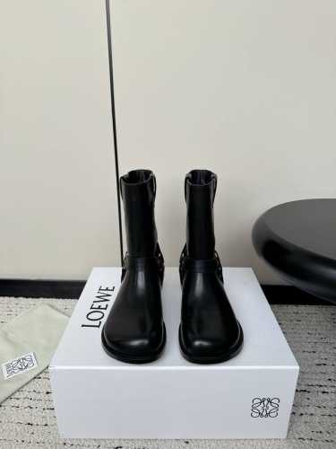 Loewe 罗意威 24Ss 秋冬新款方跟厚底圆头五金扣复古短靴！ 简约大气时髦 耐看不过时 是时尚圈永不退潮的经典所在 复古的英伦风格！让你穿出不一样的气质.