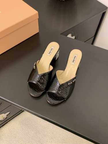 miumiu2025Ss春夏新款跟鞋漆皮凉鞋拖鞋 顶级版本 Zp开发 原版拆卸 对版菱格纹 秒杀市面普通版本，Miumiu真的太少女啦！超级软糯 舒适度超高！