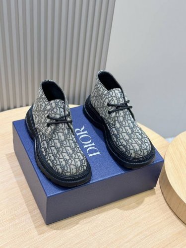 工厂价Dior.最新男款系带高帮靴这款及裸靴彰显现代时尚的外观，磨砂牛皮面、牛皮材质鞋面置于复合凹凸橡胶鞋底上，鞋跟裁片和侧面采用logo标志装饰，这款别致的靴