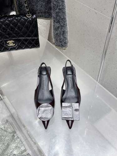 代购级 Jacquemus 25Ss春夏新款尖头鸳鸯扣小猫跟后空凉鞋 几何图形设计 圆扣 方扣 新颖时尚大方，性感不失优雅，很显脚部线条，附有骨感美的视觉效果，