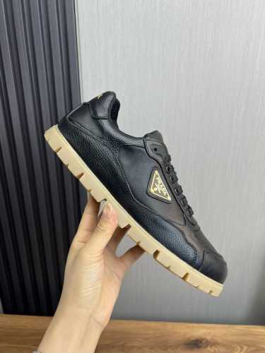 出厂价： Prada 普拉达 鞋面：进口小牛皮 内里：网布内里+牛皮垫脚 大底：超轻tpr橡胶; 成型大底 码数：38-44 45订做