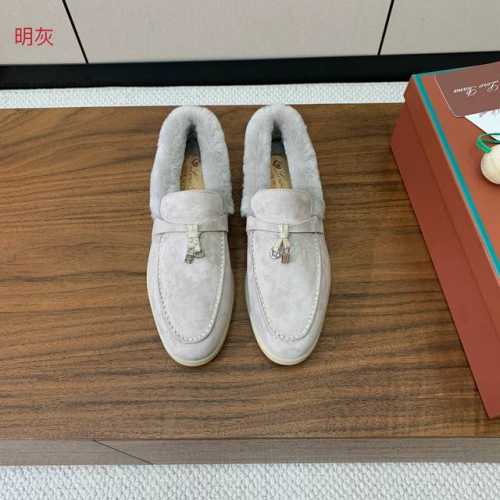Loro Piana 领口毛乐福鞋。意大利顶级羊绒复古优雅低调奢华。时尚性与皮料实用性同样兼具依然全网最高品质。鞋面羊京，羊毛垫脚，领口羊毛。原版大底。配卡片、