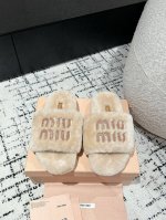 Miu Miu丨繆繆 24 秋冬新品羊毛拖 不管居家还是外穿都是品味的象征性！ 秋冬搭配袜子 那更是太绝太绝了 鞋面：进口澳洲真羊毛 垫脚：羊毛 鞋底：原版防滑