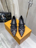 顶级版本 Louis Vuitton LV 路易威登 2025春夏尖头高跟鞋凉鞋鹰嘴小尖头搭配镂空老花皮条小方扣可调节松紧，Lv五金 “logo”饰以点缀，细节