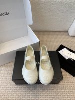chanel小香 25Ss 春夏鞋头电绣双c Logo点缀，宛如女神脖子上的项链，上脚包裹性非常好，上脚跟显瘦，真的是超级精致！ 复古的玛丽珍太对味了，个人最喜