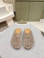 The row 新款春夏镂空拖系列！你可以永远相信the row ，极简、复古是他们的代名词一如既往的简单，有设计感，线条简洁流畅，细节满满1:1订制面料，羊皮