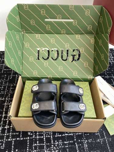 代购级 Gucci25Ss 春夏季新款 官网同步水钻 沙滩凉拖鞋 此款凉鞋以Gg帆布匠心打造，缀饰一眼可辨的双G标识，配以浅金色调配件，为整个设计注入一抹精致优