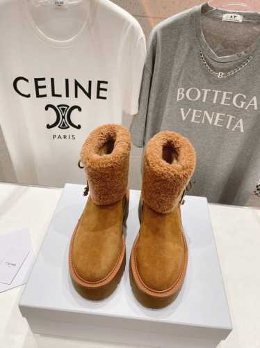 高版本出厂 Celine*赛琳2024Ss秋冬最新款毛毛短靴，Lisa同款超火复古凯旋门厚底羊羔毛短靴马丁靴！ 低调简约的设计，靴筒反毛口的设计，可爱的造型带点