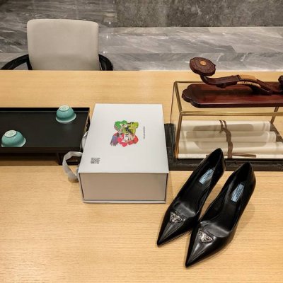 金属镜面系列 顶级包装配套最高版本 PRADA 2024普拉达春季 最新款且超级爆系列爆品，原版新开模圆钉鞋跟。 春夏新品， 顶级版本 实力来袭！ 镜面小单鞋