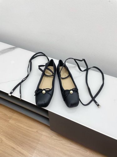 顶级品质 迪奥2024春夏主场秀款 Dior 新款绑带芭蕾鞋 两种穿法～ 高定真丝绸缎蝴蝶结点缀 白色cd镶嵌式树脂珠饰 搭配c和d首字母可拆卸系带 可折叠鞋跟