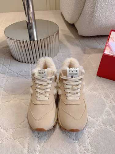 出厂价 Roger Vivie* X New Balance 联名款运动鞋 羊毛内里舒适保暖 简约时尚 上脚超好看 颜值拉满 脚感超级舒适 鞋面牛反绒 内里垫脚
