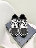 女 、男 年b30最新配色，顶级版本 Dior迪奥倾情呈献全新b30运动鞋。 原版抽真空大底1：1复刻顶级版本 以现代线条和科技面料打造灵动休闲格调。迪奥品牌大