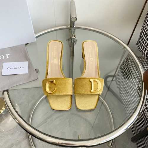 Dior迪奥cd 新款字母粗跟拖鞋 顶级品质 凉鞋一直都是夏日必备款经典耐看超级精美好看，洋气吸睛，回头率爆表休闲且不失时尚 材质：对版漆皮牛皮面料，羊皮内里