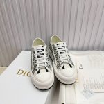出厂 ，现货高品质 Dior 迪奥 平底运动鞋采用全刺绣标志性图案市场顶级品质国外专柜爆款非市场普通仿版面料采用意大利进口布料刺绣鞋面，原版模具注胶logo磨砂