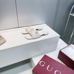 高品质出厂 ！顶级品质Gucci古驰25春夏压纹双G平跟简易拖鞋！ 作为G家设计传承的杰出代表，鞋面经典双G五金扣点缀生动彰显经典优雅格调。整个鞋面采用压印标志
