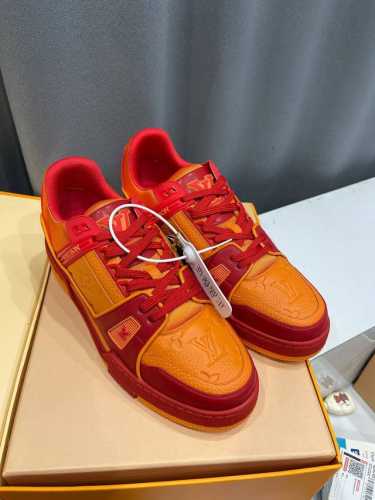 顶级版本 上线男款39-44 45.46 Virgil Abloh 向篮球鞋设计汲取灵感，推出标志性 LV Trainer 运动鞋，经典的花纹富含着整体的特性，
