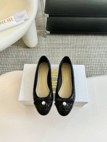 Dior 迪奥经典菱格玛丽珍鞋 最近超火的菱格系列 上脚美到爆炸 炒鸡好穿 鞋面采用进口小羊皮 内里踮脚均为羊皮 意大利进口真皮大底 码数：35-39 34 4