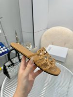 代购级 Loewe 罗意威 25Ss 春夏新品 拖鞋 疯狂种草简约设计感觉更干净优雅 让你念念不忘 颜色也很耐看漂亮，上脚瞬间气质十足气场，简直无敌帅气有型 鞋
