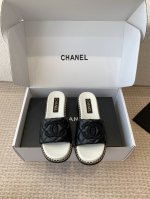 官网同步盒包装 Chanel 小香 25Ss 春夏新品度假 小粗跟羊皮链条 懒人拖 小香的一款全新设计 鞋面羊皮材质搭配双C 简约百搭上脚超级美的 怎么看都超美