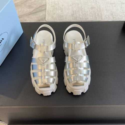 全色系升级 Prada 普拉达猪笼鞋锯齿罗马编织厚底橡胶凉鞋 复古时髦前卫的轮齿55Mm 厚底鞋底搭配橡胶鞋面，让整双鞋轻便舒适 鲜艳色彩 满足不同风格时髦人士