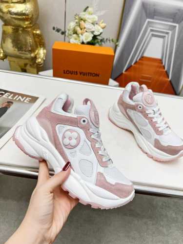 冲量价 本款run55 运动鞋融合皮革和科技面料，已加厚外底全是跑鞋灵动，为都市出行带来柔韧弹力和舒适体验，Monogram花卉点睛一侧。 官配颜色，粉色，白色