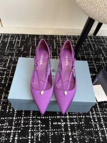 代购级 Prada 25Ss 早春新款绝美尖头跟鞋 时尚界久违的极简之美 经典时尚配色 毫不费力的优雅风来袭 时髦 精致 绝美 包头尖头 开边珠外穿时尚气质简约