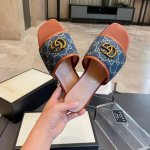 出厂价P200￥ 专柜同步 Gucci古奇官网凉鞋拖鞋同步Sss新款报到 原单品质 原汁原味的欧式风格 上脚非常完美穿搭配上此鞋，优雅大方，晶莹剔透，无论各种配