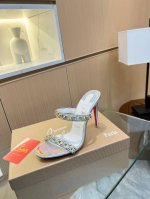 Christianlouboutin 路铂廷 Cl红底鞋Just Queen春季女士水晶高跟凉鞋，鞋面油边定制五金设计精致优雅，窄长的鞋跟为足部提供舒适承托，两